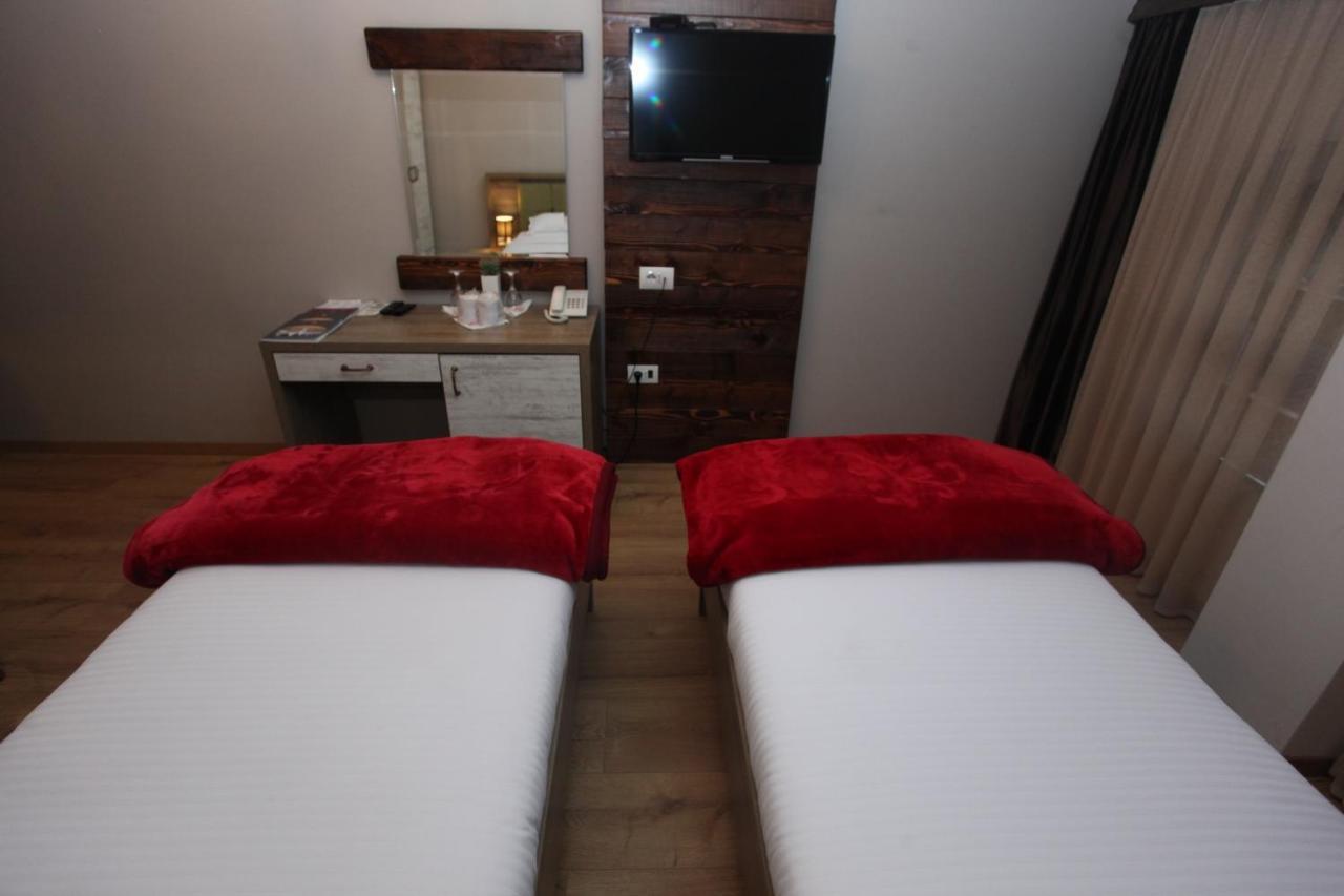 Hotel Happy Gjakove エクステリア 写真